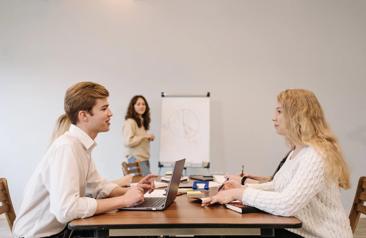 Équipe qui prépare l'onboarding d'un collaborateur avec Sesame HR