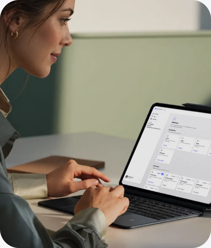 Personne travaillant avec Studio sur un ordinateur portable