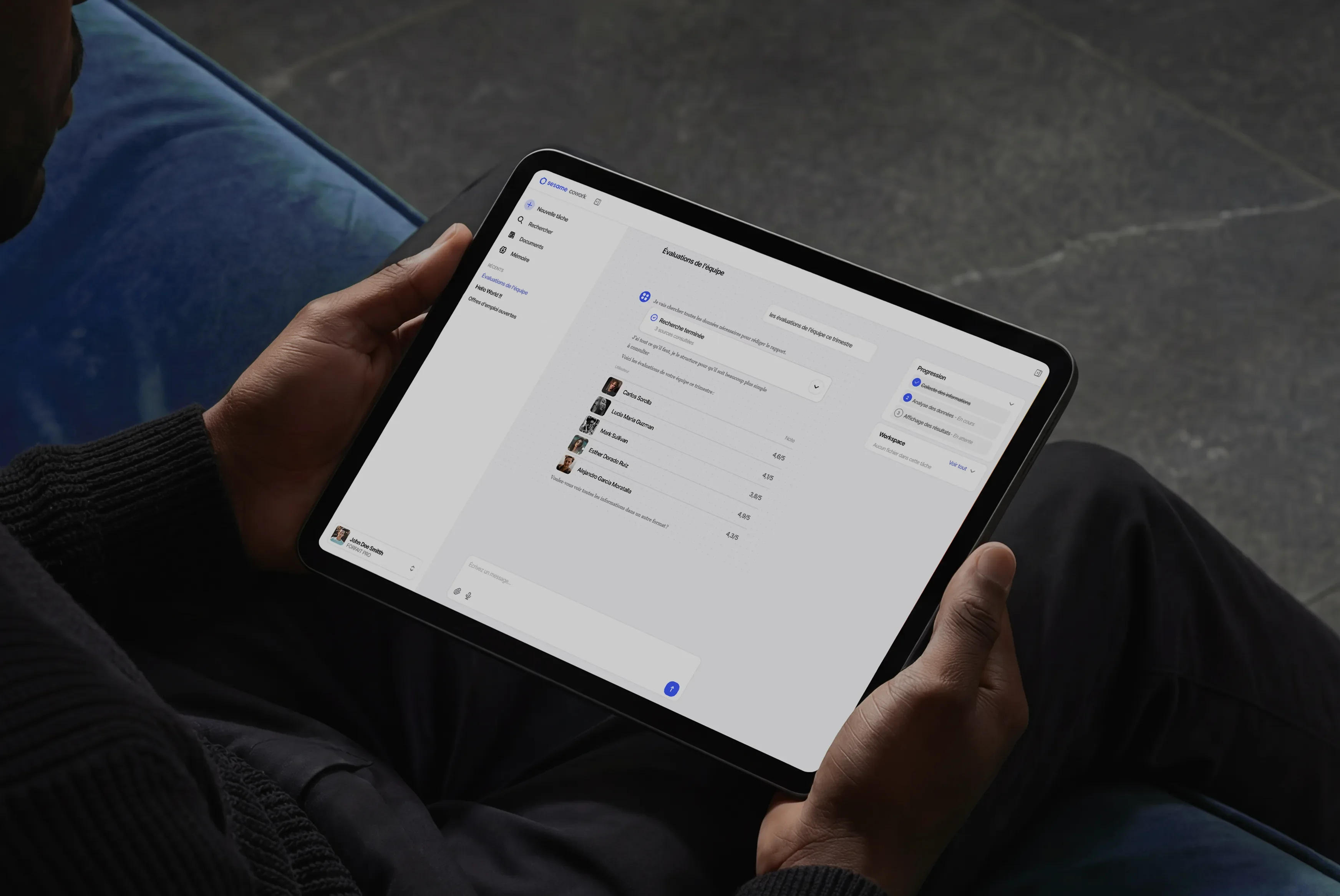 Personne consultant Sesame sur une tablette