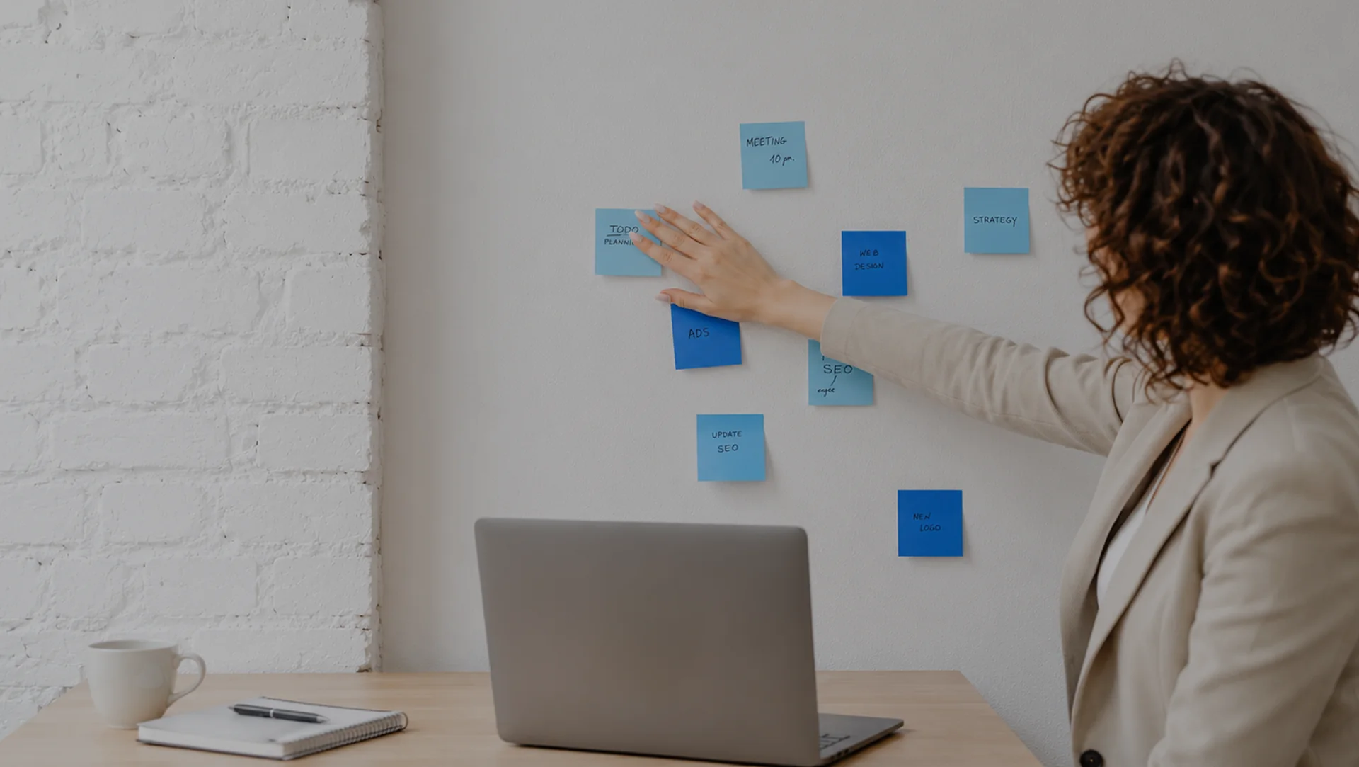 Équipe organisant ses tâches avec des notes