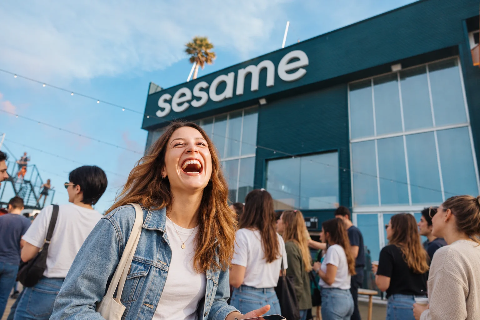 Une collègue de Sesame riant avec l'équipe devant le bureau